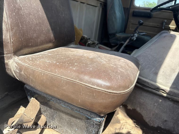 image for item FG2962 1979 International Harvester F-2275 semi truck