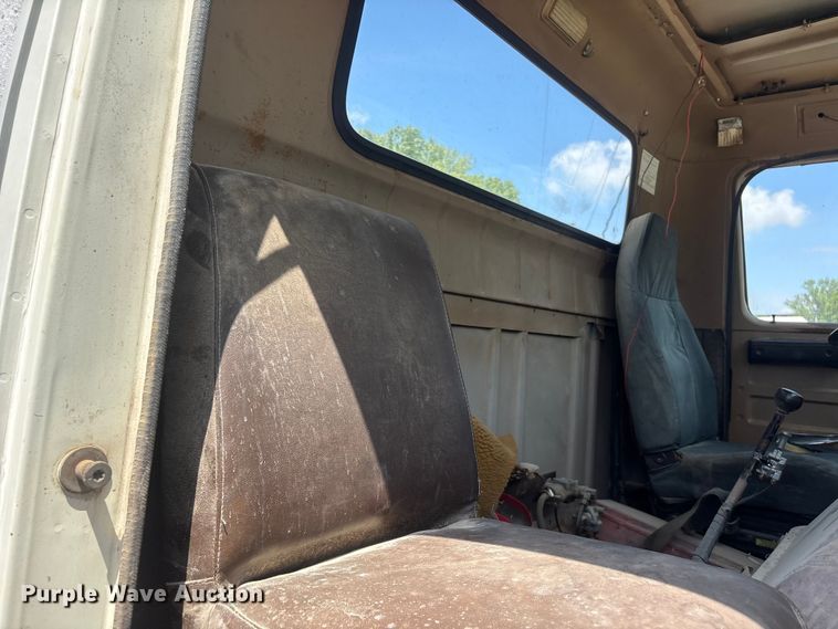 image for item FG2962 1979 International Harvester F-2275 semi truck