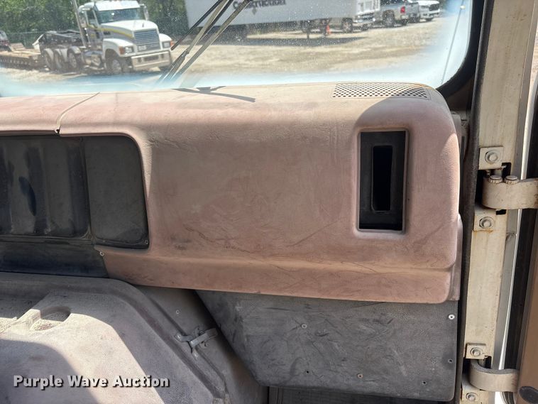 image for item FG2962 1979 International Harvester F-2275 semi truck