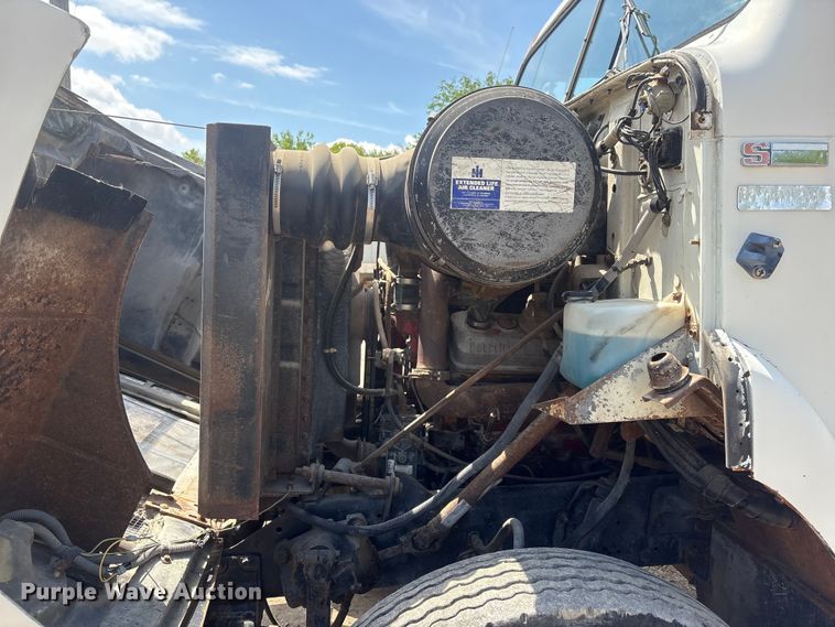 image for item FG2962 1979 International Harvester F-2275 semi truck