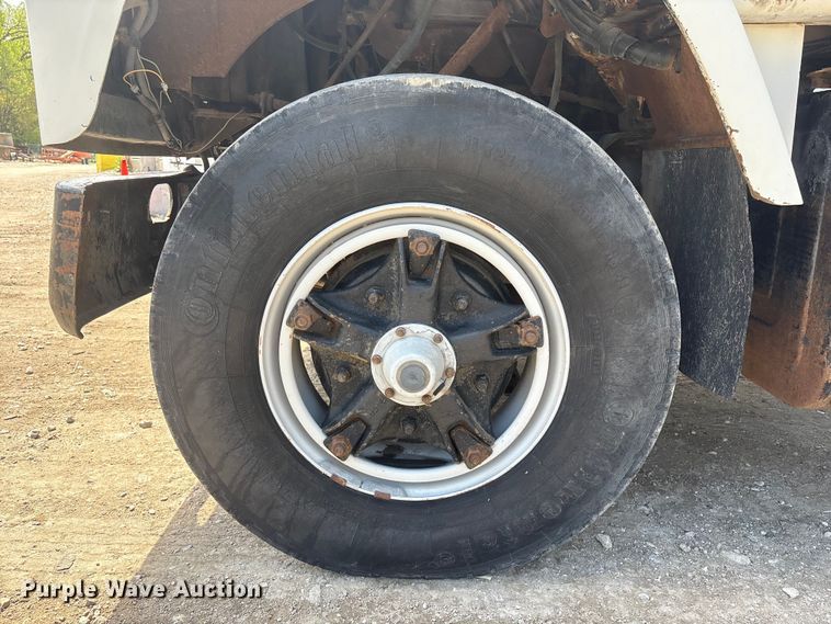 image for item FG2962 1979 International Harvester F-2275 semi truck