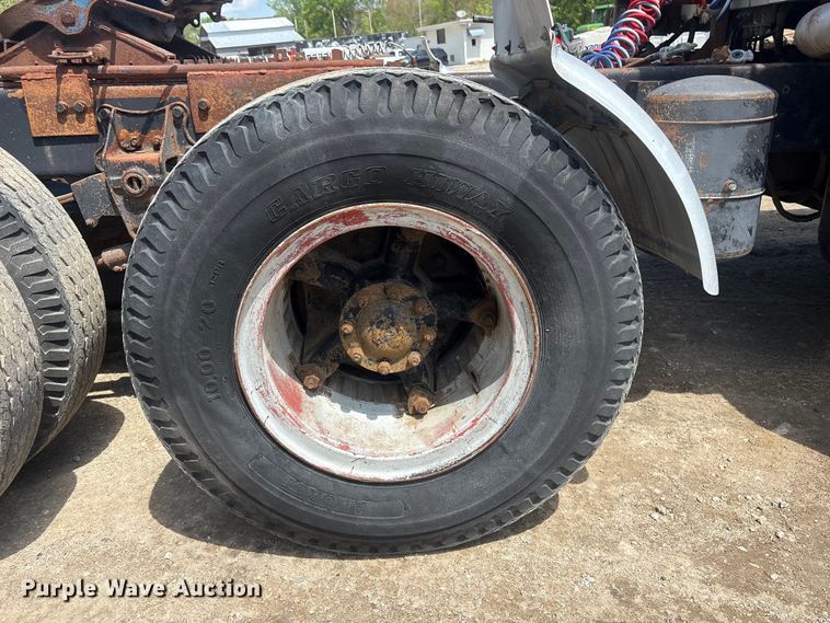 image for item FG2962 1979 International Harvester F-2275 semi truck