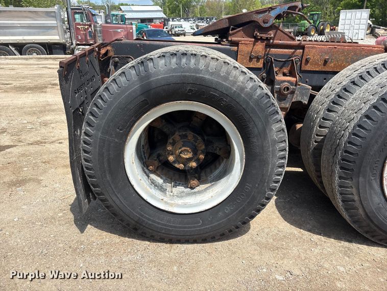 image for item FG2962 1979 International Harvester F-2275 semi truck