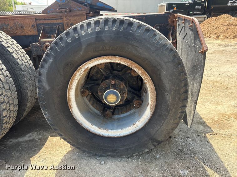 image for item FG2962 1979 International Harvester F-2275 semi truck