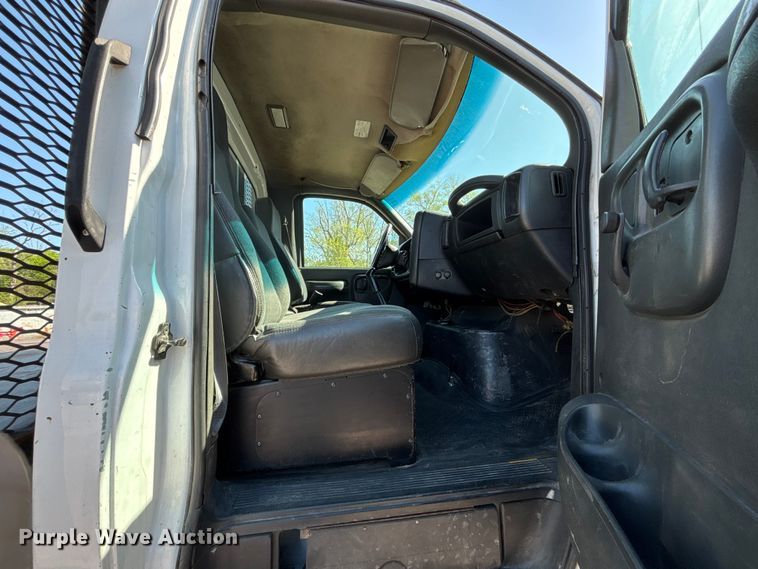 image for item FH7064 2003 Chevrolet C8500 flatbed truck