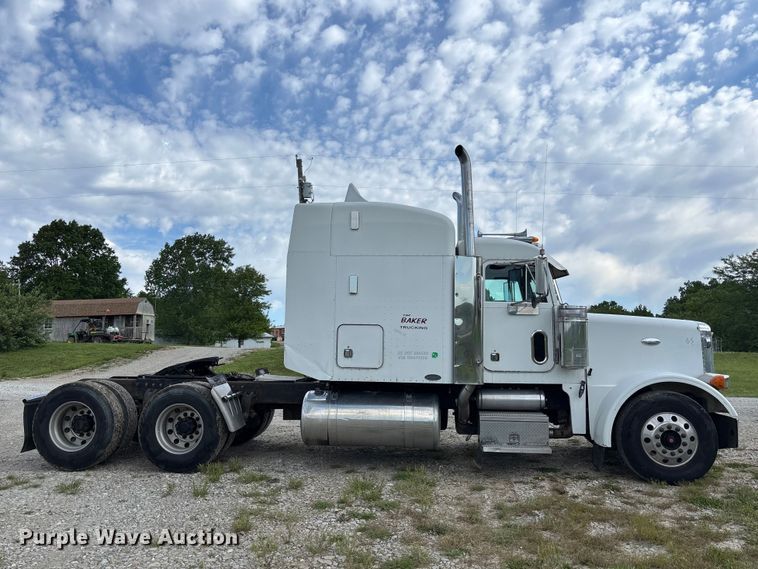 image for item FH7110 2000 Peterbilt 378 semi truck