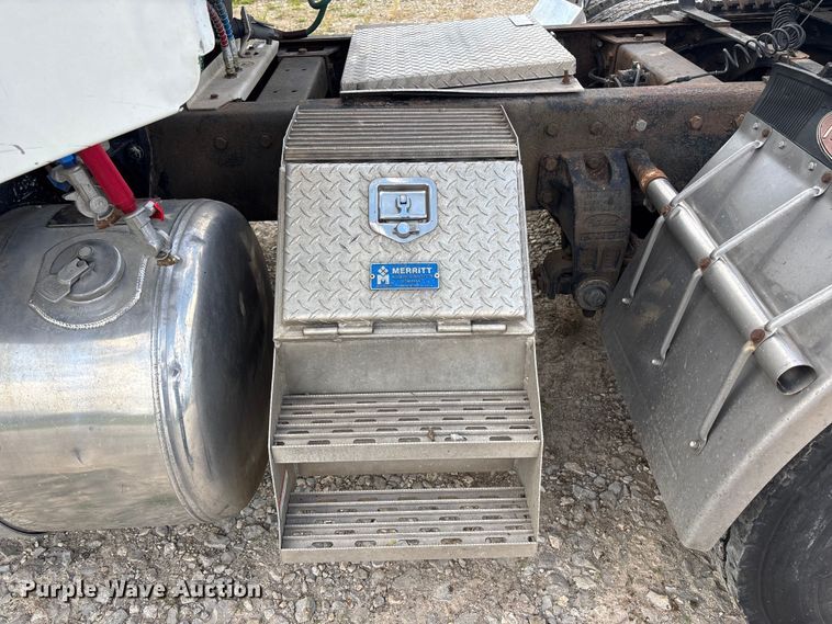 image for item FH7110 2000 Peterbilt 378 semi truck
