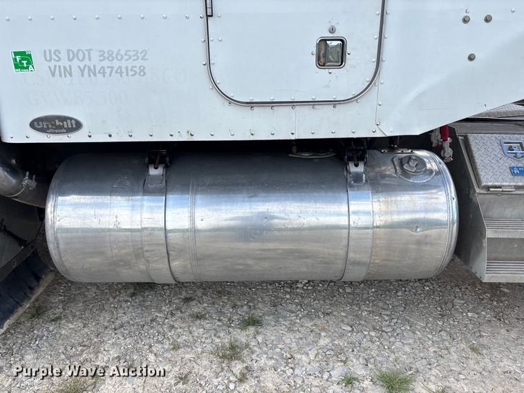 image for item FH7110 2000 Peterbilt 378 semi truck