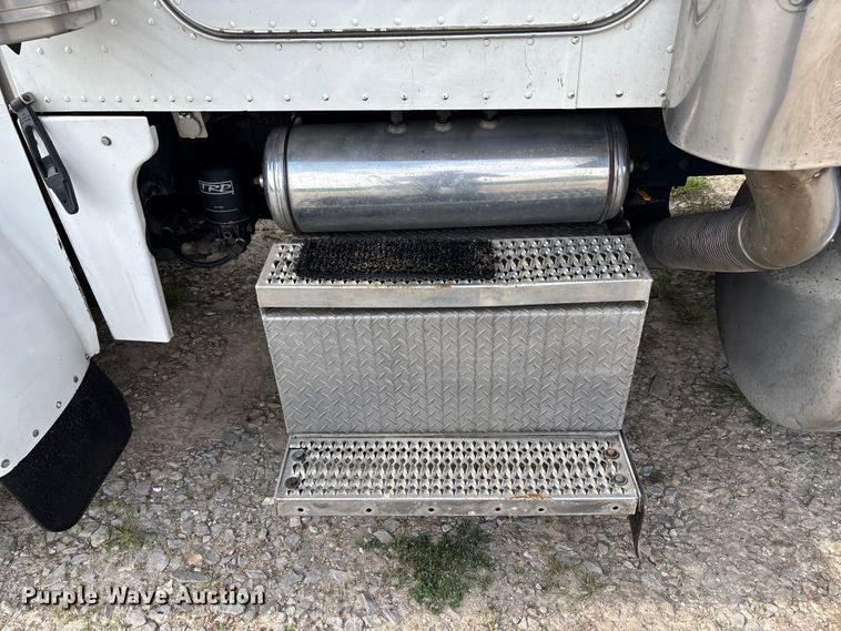 image for item FH7110 2000 Peterbilt 378 semi truck