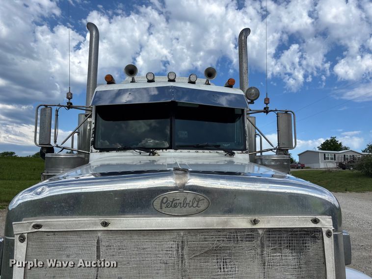 image for item FH7110 2000 Peterbilt 378 semi truck