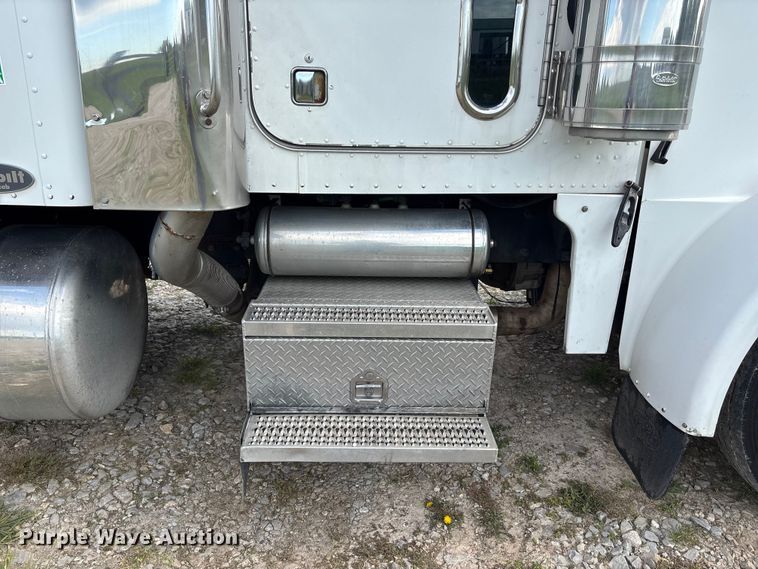 image for item FH7110 2000 Peterbilt 378 semi truck