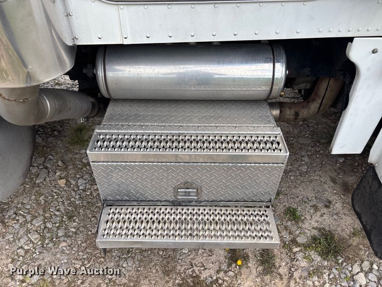 image for item FH7110 2000 Peterbilt 378 semi truck