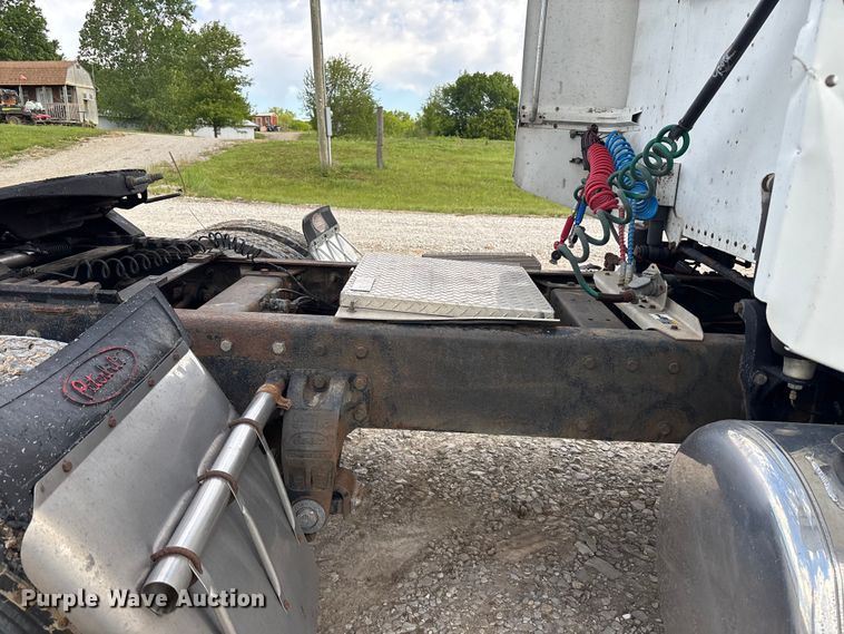 image for item FH7110 2000 Peterbilt 378 semi truck