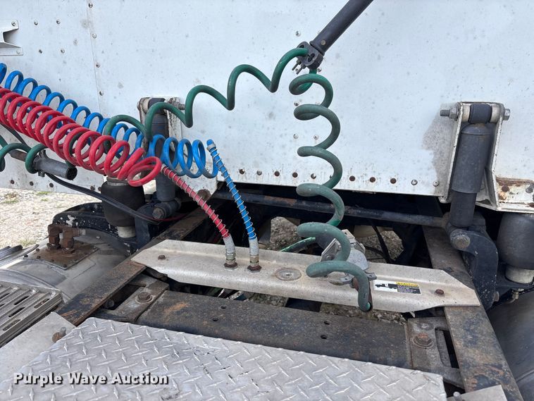 image for item FH7110 2000 Peterbilt 378 semi truck