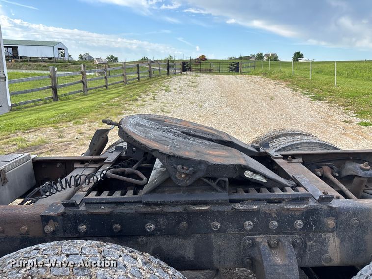 image for item FH7110 2000 Peterbilt 378 semi truck
