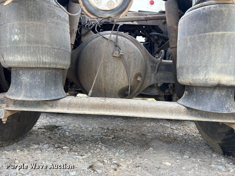 image for item FH7110 2000 Peterbilt 378 semi truck