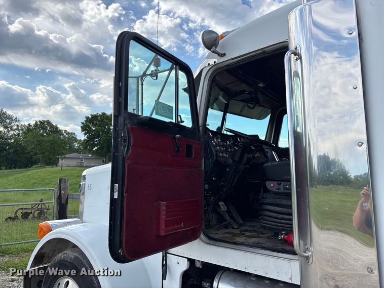 image for item FH7110 2000 Peterbilt 378 semi truck