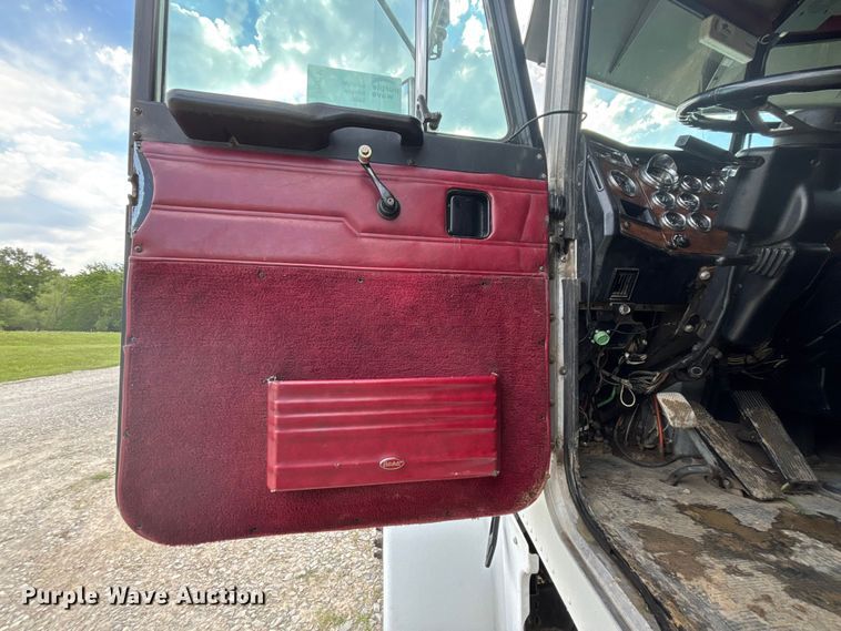 image for item FH7110 2000 Peterbilt 378 semi truck