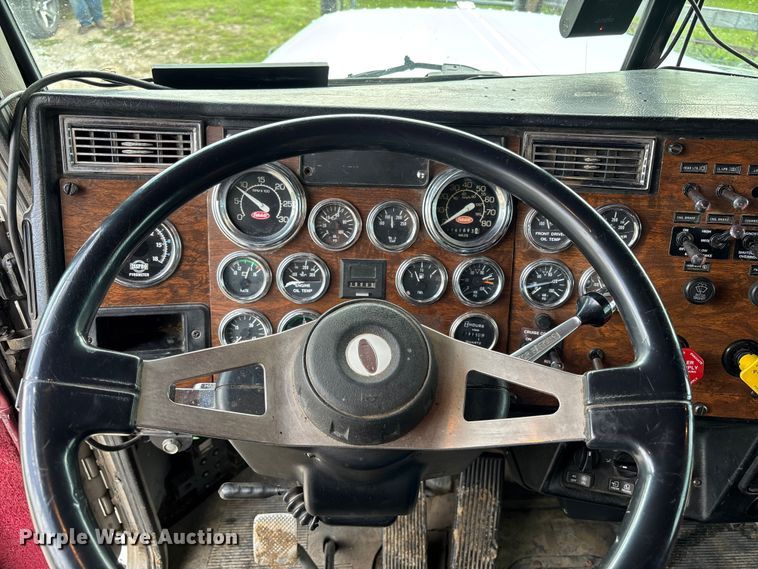 image for item FH7110 2000 Peterbilt 378 semi truck