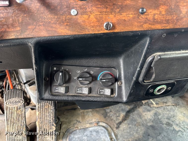 image for item FH7110 2000 Peterbilt 378 semi truck