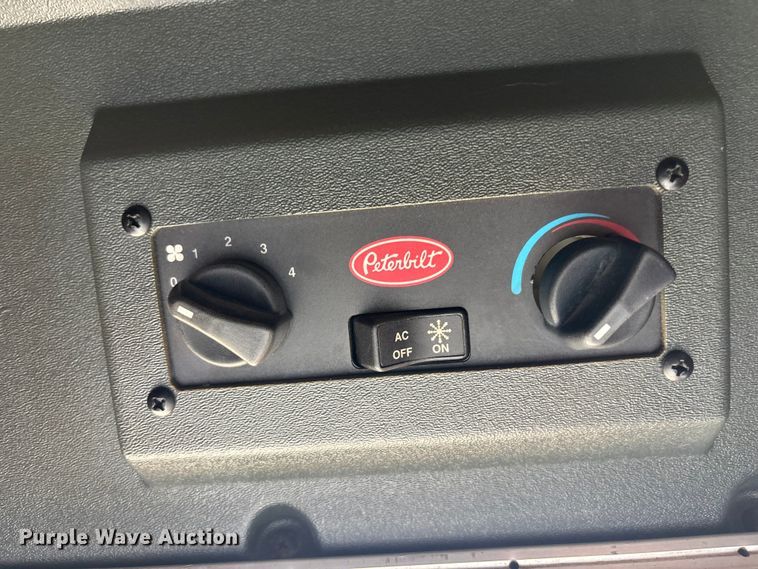 image for item FH7110 2000 Peterbilt 378 semi truck