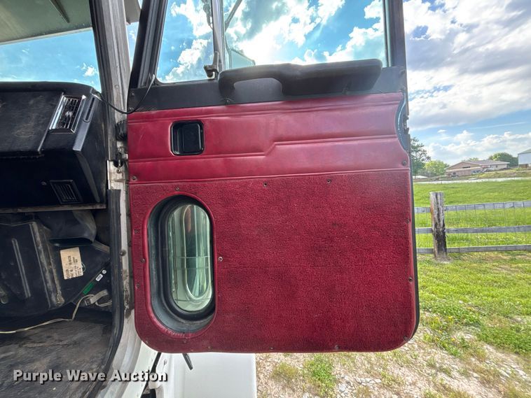 image for item FH7110 2000 Peterbilt 378 semi truck