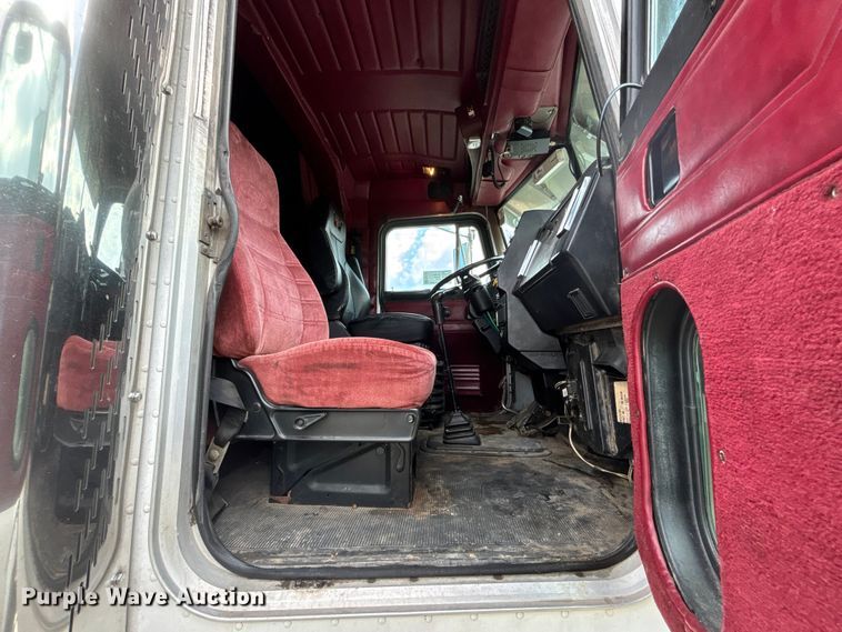 image for item FH7110 2000 Peterbilt 378 semi truck