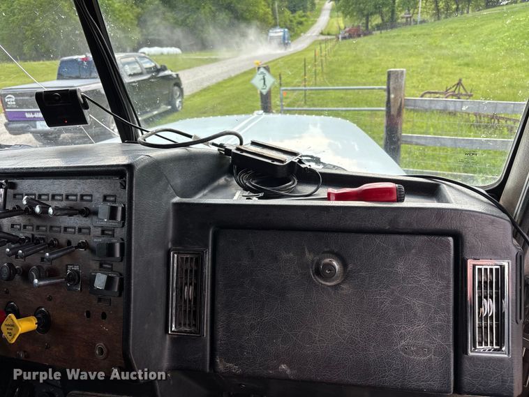 image for item FH7110 2000 Peterbilt 378 semi truck