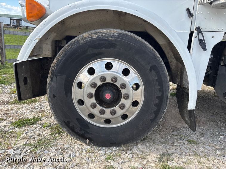 image for item FH7110 2000 Peterbilt 378 semi truck