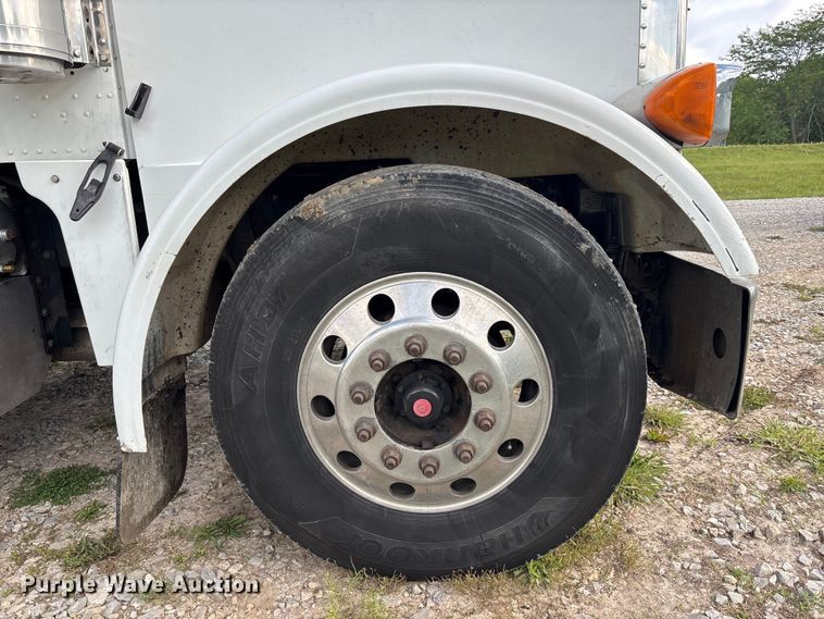 image for item FH7110 2000 Peterbilt 378 semi truck