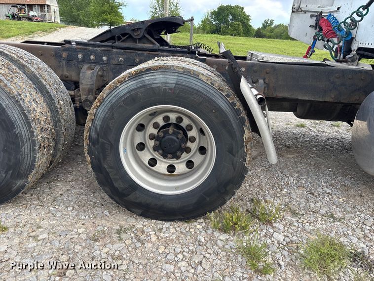 image for item FH7110 2000 Peterbilt 378 semi truck