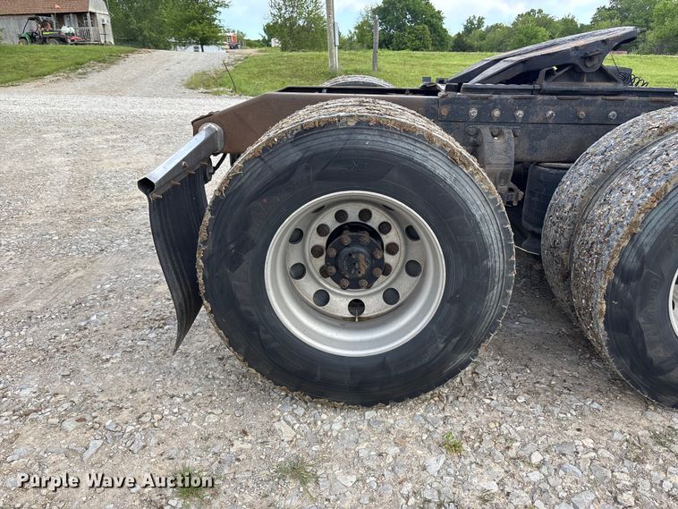 image for item FH7110 2000 Peterbilt 378 semi truck
