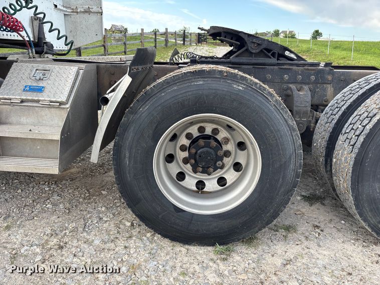 image for item FH7110 2000 Peterbilt 378 semi truck