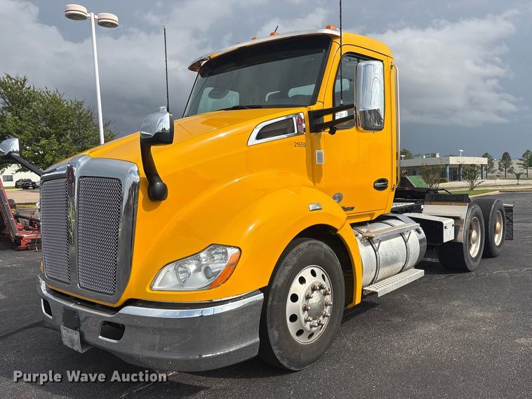 image for item FI0165 2021 Kenworth T680 semi truck