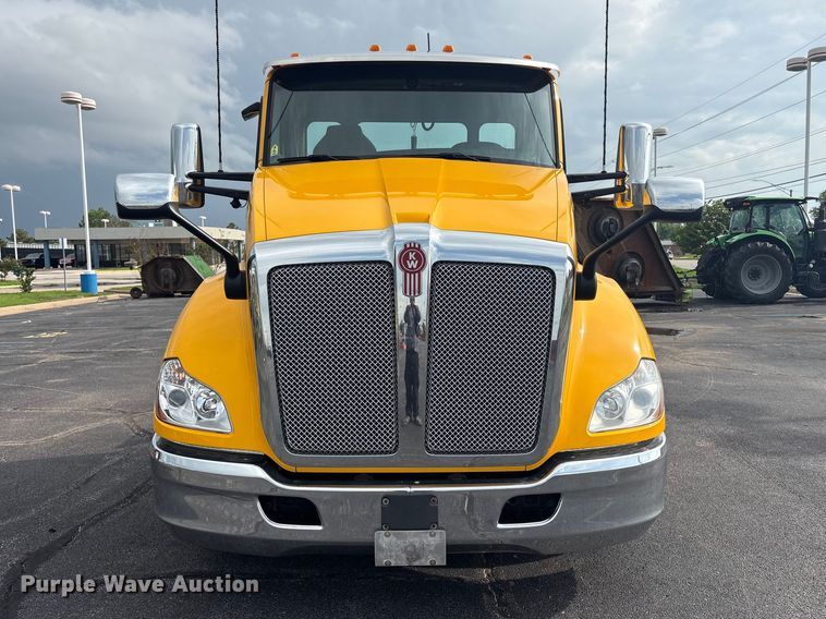 image for item FI0165 2021 Kenworth T680 semi truck