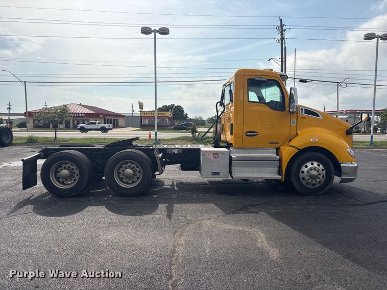 image for item FI0165 2021 Kenworth T680 semi truck