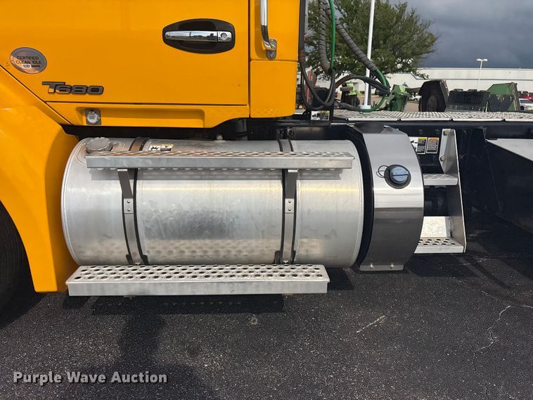 image for item FI0165 2021 Kenworth T680 semi truck