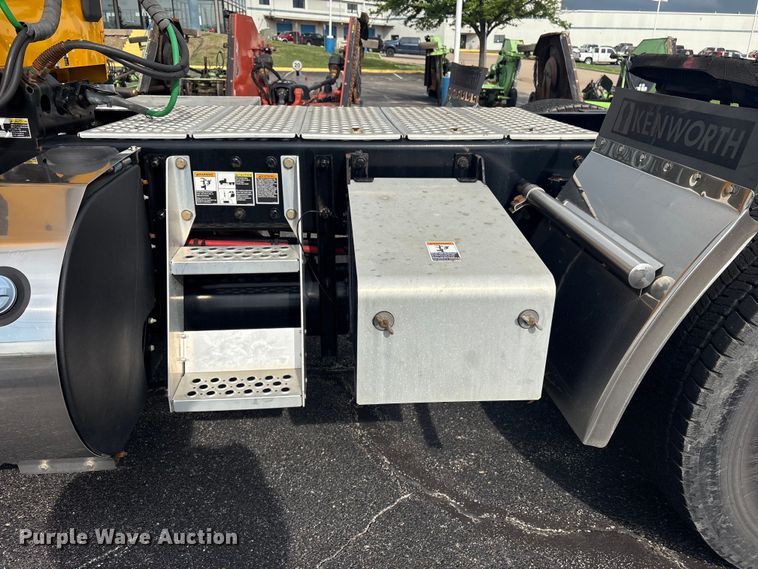 image for item FI0165 2021 Kenworth T680 semi truck