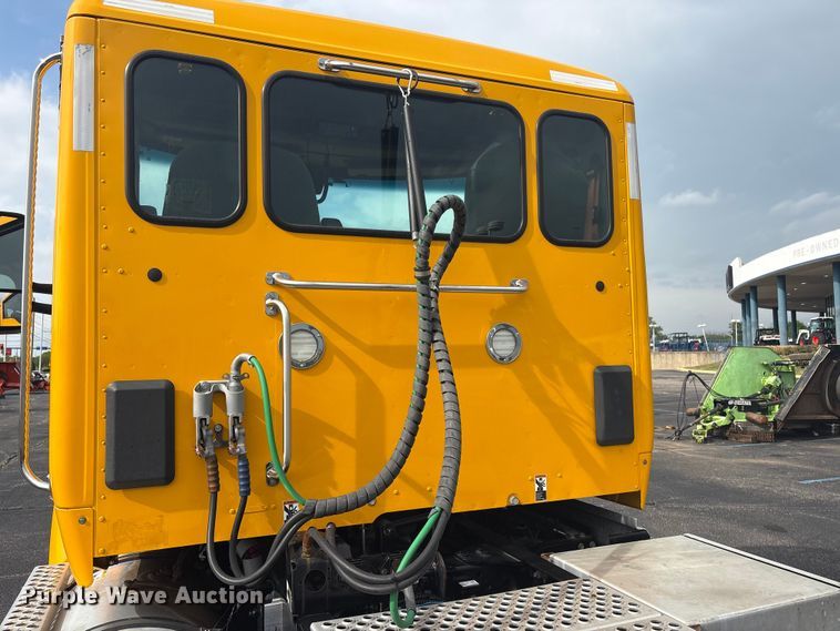 image for item FI0165 2021 Kenworth T680 semi truck