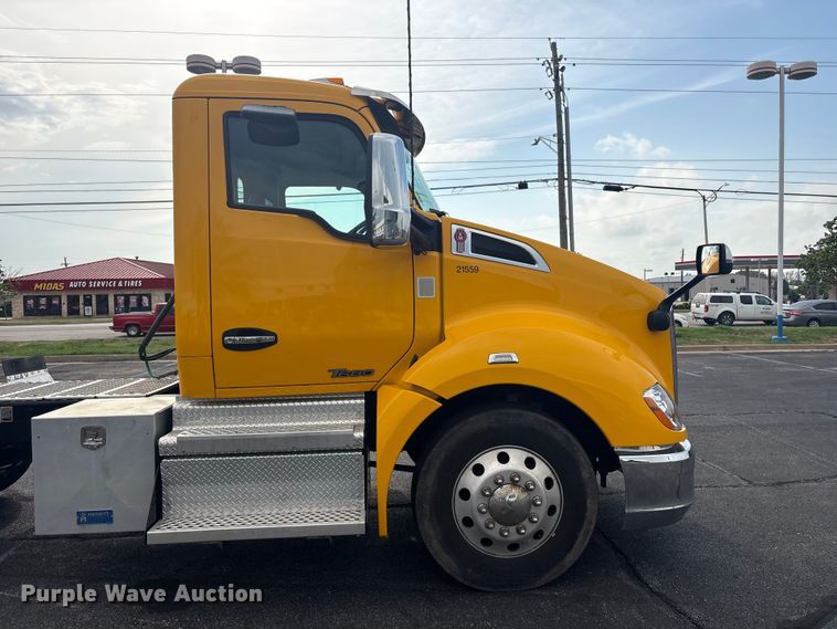 image for item FI0165 2021 Kenworth T680 semi truck