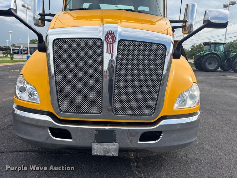 image for item FI0165 2021 Kenworth T680 semi truck