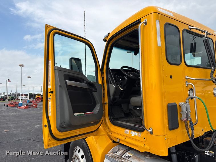 image for item FI0165 2021 Kenworth T680 semi truck