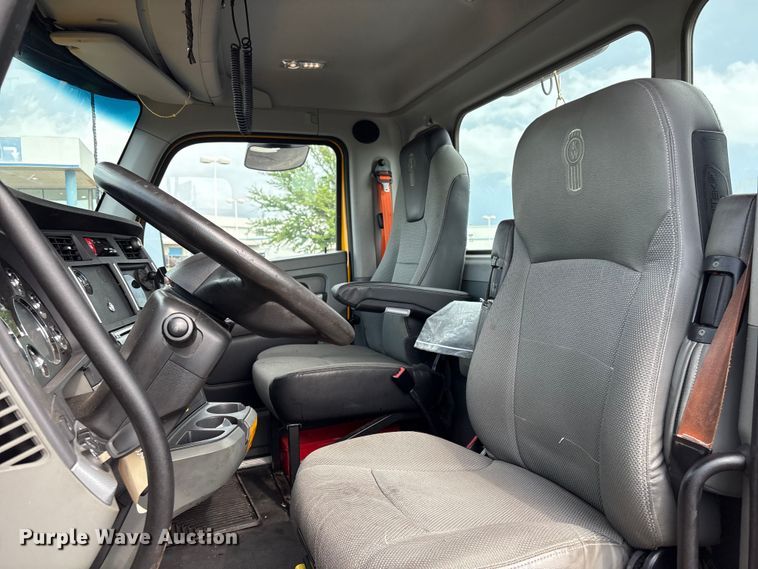 image for item FI0165 2021 Kenworth T680 semi truck