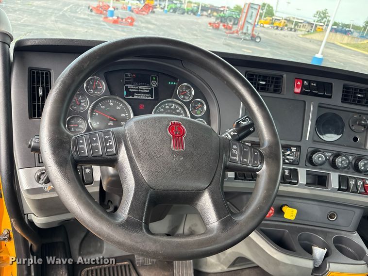 image for item FI0165 2021 Kenworth T680 semi truck