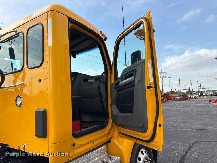 image for item FI0165 2021 Kenworth T680 semi truck