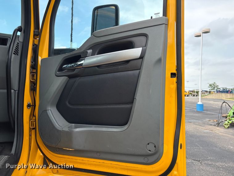 image for item FI0165 2021 Kenworth T680 semi truck