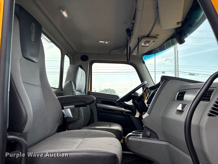 image for item FI0165 2021 Kenworth T680 semi truck