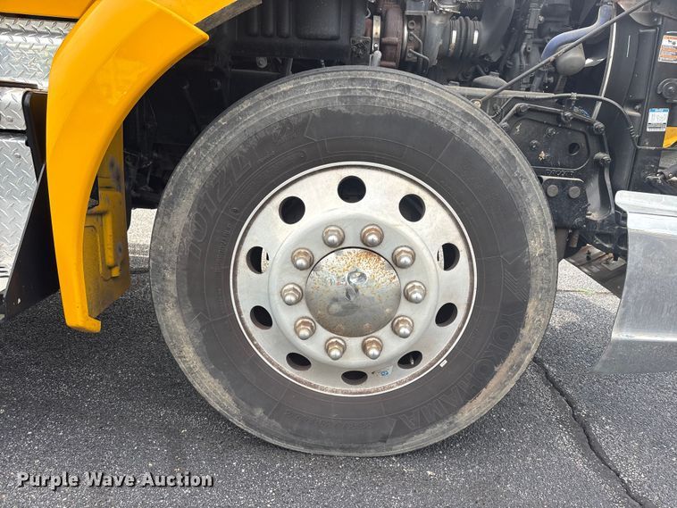 image for item FI0165 2021 Kenworth T680 semi truck