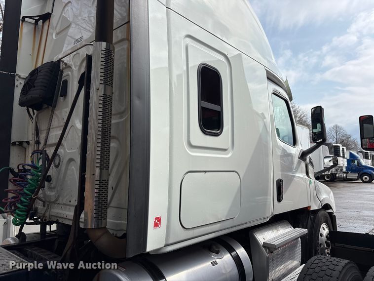 image for item FK1396 2019 Freightliner Cascadia semi truck