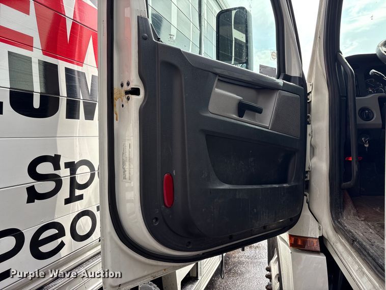 image for item FK1396 2019 Freightliner Cascadia semi truck